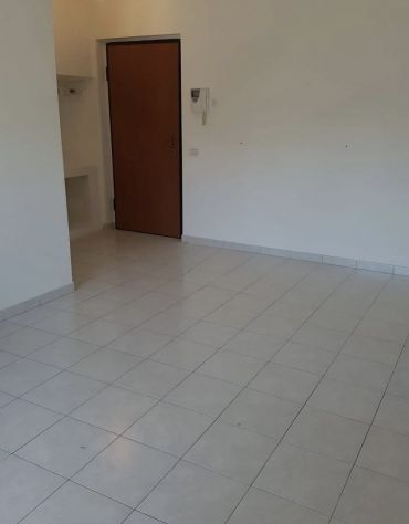 OSTIA TRILOCALE SEMI-ARREDATO CON GIARDINO PRIVATO E POSTO AUTO SCOPERTO. - Foto 4