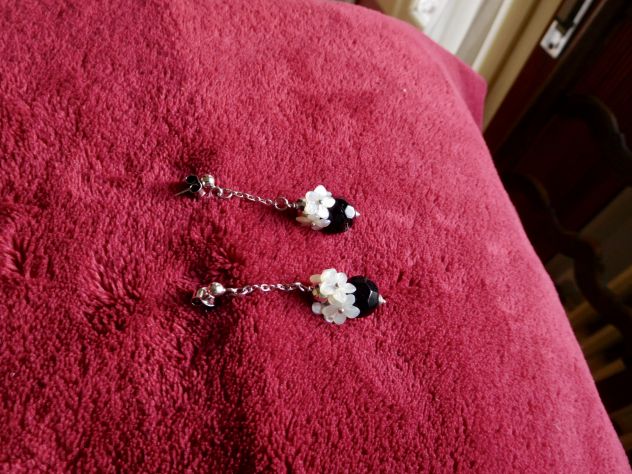 Orecchini con sfera sfaccettata in onice, fiori in madreperla,argento 925 - Foto 5
