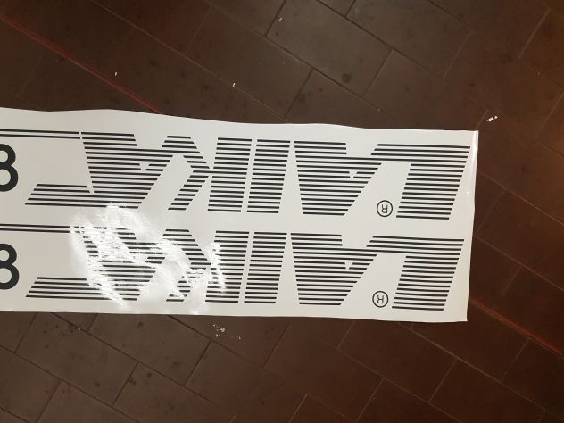 2 Adesivi Logo LAIKA Per Camper, Furgoni E Van – Grigio/Rosso – Cod. 1221