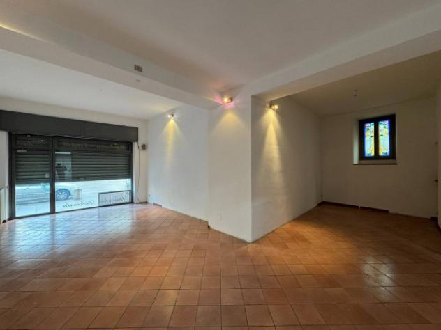 Immobile di 95 m² con 2 locali in affitto a Seregno
