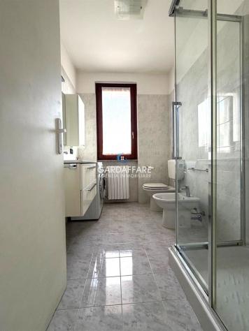 ESCLUSIVO TRILOCALE CON AMPIA TERRAZZA VISTA LAGO IN RESIDENCE CON PISCINA - Foto 8