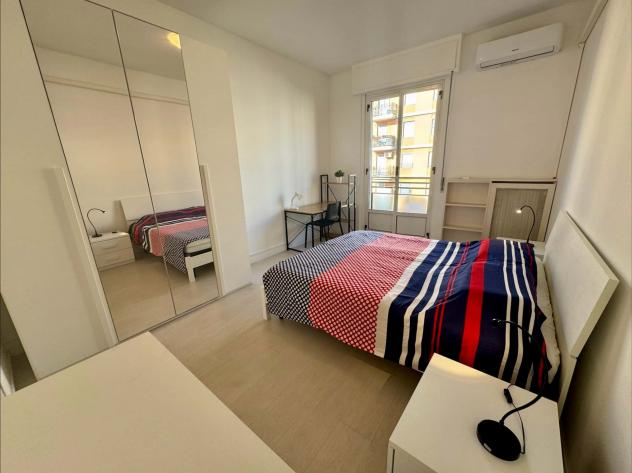 Stanza matrimoniale con balcone privato in Via Francesco Caracciolo 26, Milano, Italia - Foto 2