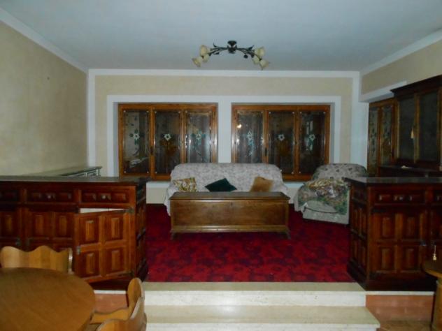 Spaziosa casa con due box auto e magazzino disposta su 2 piani oltre a sottotetto (non abitabile). Il Piano terra è composto da una taverna, uno spazi - Foto 17