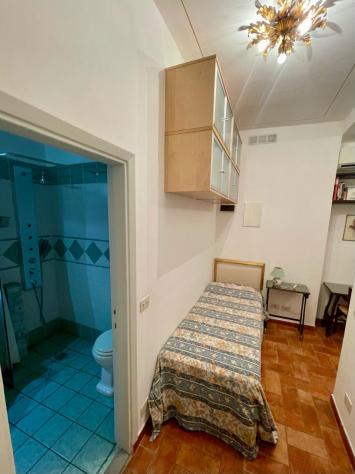 Appartamento arredato composto da soggiorno con angolo cottura, camera matrimoniale e camera singola, due bagni e grande terrazzo, il tutto completame - Foto 7