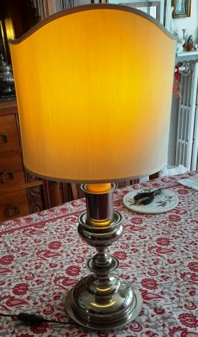 lampada da tavolo cromata con paralume a mezzaluna