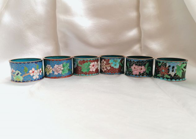 SET 6 ANTICHI PORTA-TOVAGLIOLO IN METALLO E SMALTI CLOISONNÉ, CINA, 1900. - Foto 2