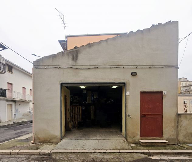 VENDESI COMODO GARAGE DI 80 MQ IN VIA CAIROLI, 1 e 3 – VENOSA