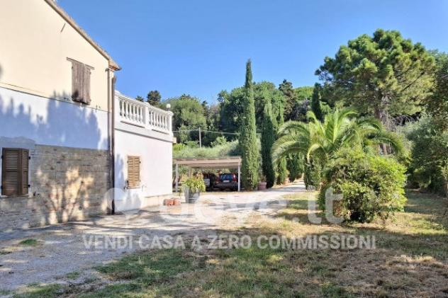 Casa indipendente di 400 m² con più di 5 locali e box auto in vendita a Pesaro - Foto 4