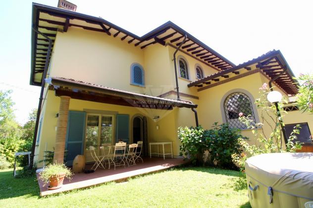 VILLA di 15 vani e di 300 mq (PIETRASANTA - Pietrasanta) rif. 046 - Foto 9