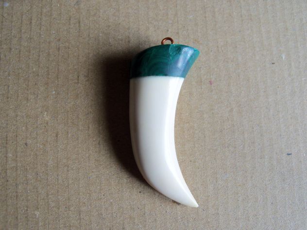 N. 2 Ciondoli: Cameo in vetro - dente vero. - Foto 2
