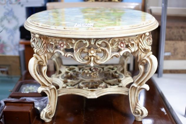 Tavolino da Salotto Barocco con Piano Decorativo – 24417