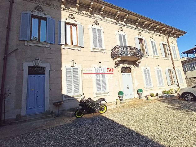 V000339 - INTRA, VILLA D'EPOCA A 2 PASSI DAL LAGO