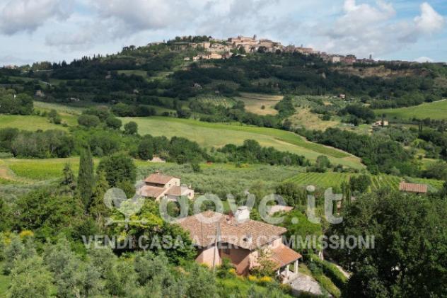 Rustico / Casale di 440 m² con più di 5 locali e box auto in vendita a Montepulciano - Foto 2