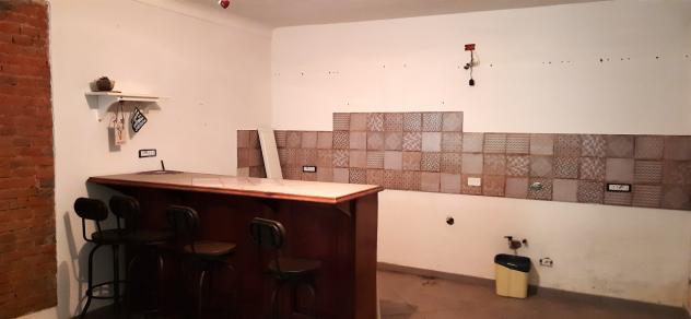ristrutturata nel 2015 su due livelli: al piano terra ampia cucina, con caminetto, sala e scala di collegamento posta tra i due vani, piano primo dis - Foto 2