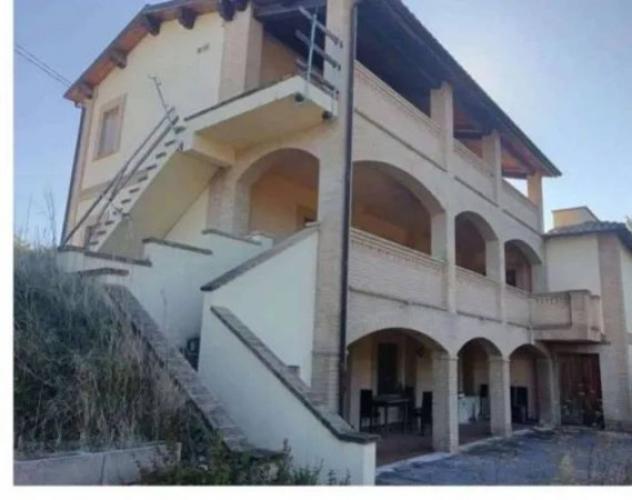 Immobile in asta di 290 m² con più di 5 locali in vendita a Pergola - Foto 2