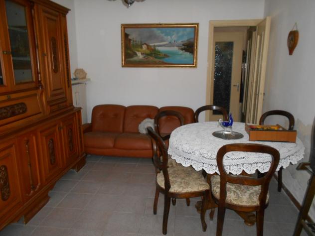 In zona centrale, ex cascinale composta da abitazione al piano terra: cucinino, tinello, tre vani e bagno; sempre al piano terra magazzino e box auto. - Foto 9