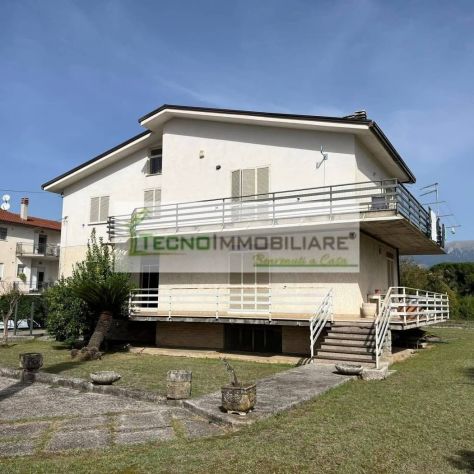 Appartamento in villa con giardino e garage.