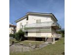 Appartamento in villa con giardino e garage.