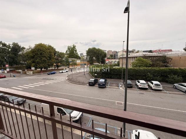 Stanza matrimoniale in trilocale ristrutturato, con aria condizionata e balcone disponibile da subito - Foto 3