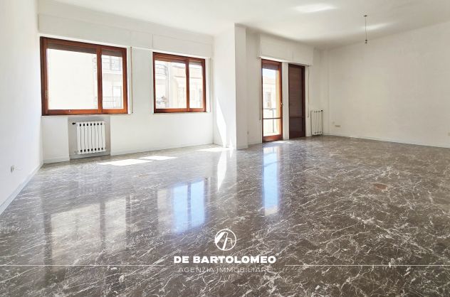 PRESTIGIOSO APPARTAMENTO C.SO UMBERTO ANGOLO CORSO DUE MARI - Foto 2