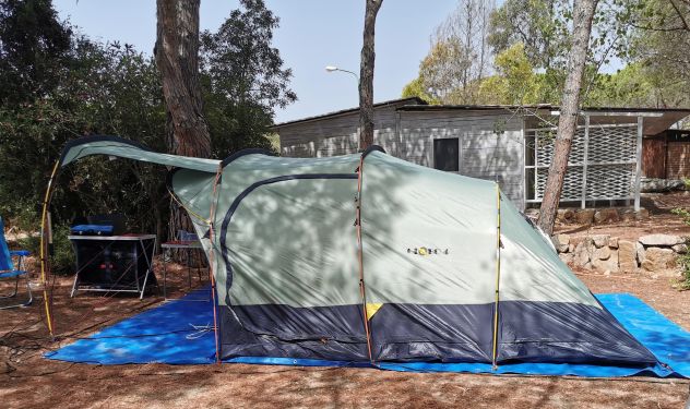 Tenda da campeggio + accessori usati 1 volta.