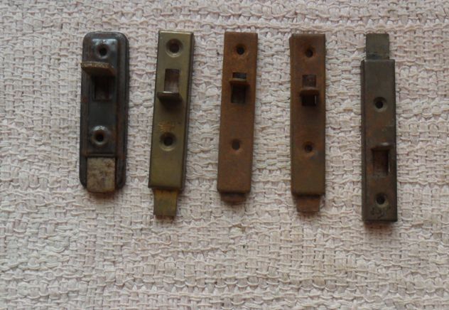 5 CATENACCI IN FERRO PER MOBILI O PORTE E VARIE DA FISSARE SU LEGNO O FERRO -
