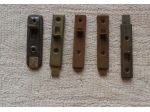 5 CATENACCI IN FERRO PER MOBILI O PORTE E VARIE DA FISSARE SU LEGNO O FERRO -