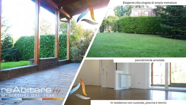 Elegante ed accogliente villa singola in residence con piscina, campo da tennis, custode