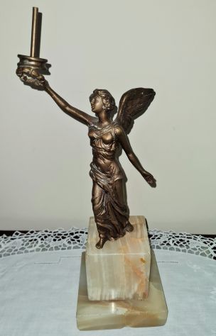 Statua vintage Vittoria Alata realizzata in ottone con basamento in alabast - Foto 2