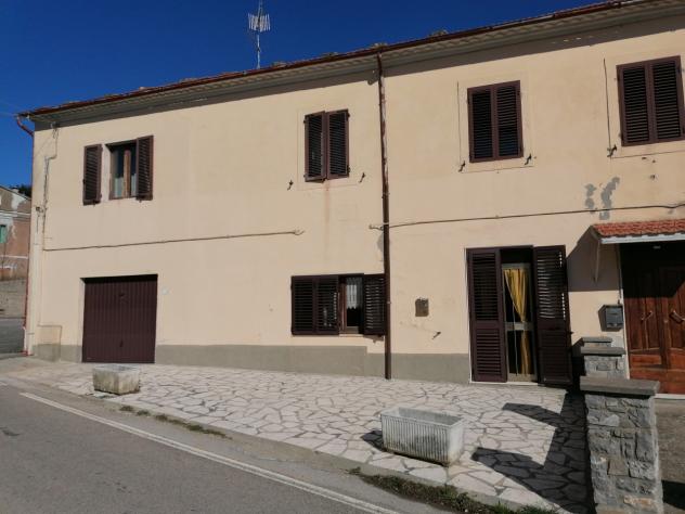 Nel paese storico di Selvena; dove si trovano negozi di prima necessita una banca e la posta; a 20 KM dal Monte Amiata, 8 Km da Castell'Azzara, 23 dal