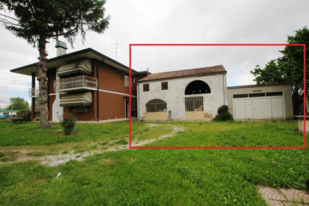 Rustico / Casale di 213 m² con più di 5 locali e box auto doppio in vendita a Noventa Padovana