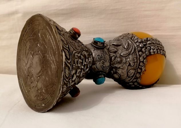 ANTICO SIGILLO IN ARGENTO, BACHELITE, PIETRE E MADREPORA, NEPAL, XX SECOLO. - Foto 4