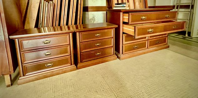 Cassettiera e comodini in legno di noce - Foto 4