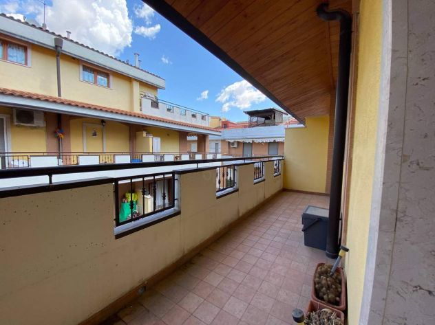 AMPIA SOLUZIONE AL PRIMO PIANO CON MANSARDA TERRAZZO E BOX - Foto 3