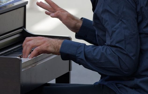 Musica per funerali con organista a Meda