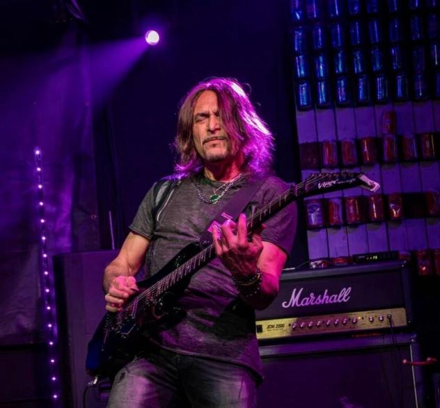 corsoChitarrista professionista impartisce lezioni di chitarra Pop, Blues, Rock e Metal.