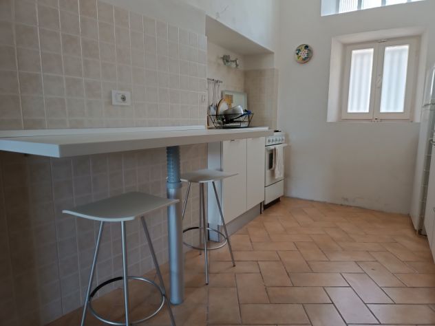 Piccola cucina con angolo cottura tavolo sgabelli