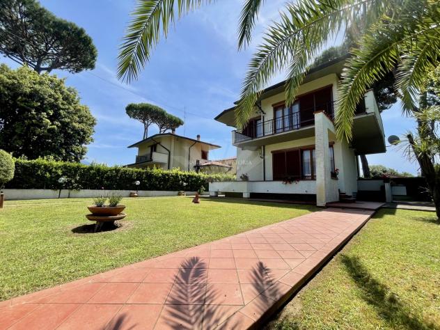 VILLA di 9 vani e di 150 mq (PIETRASANTA - Marina) rif. 1086/A