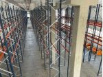 Fila di scaffali industriali