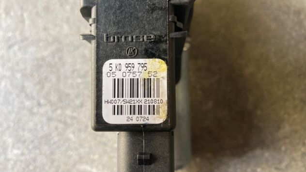 Motorino alzacristallo posteriore DX Volkswagen Golf 6 del 2010 (5K0959795) - Foto 3
