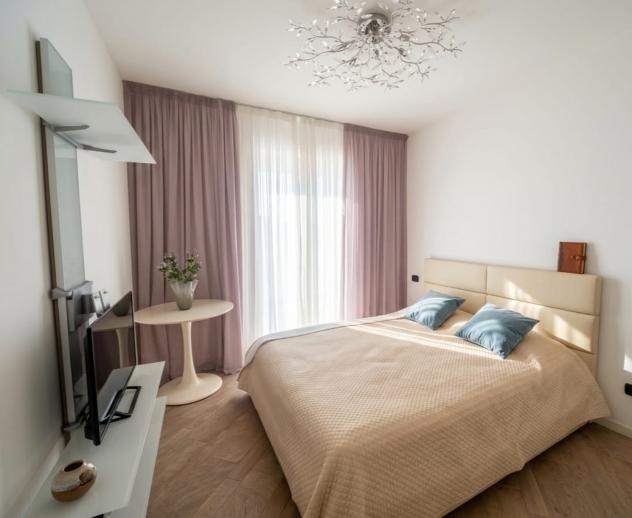 Bilocale con balcone, box auto e piscina