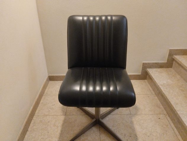 Coppia poltrone lounge anni ’70 in pelle nera – modernariato italiano