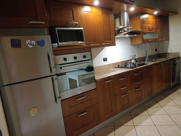 Cucina in legno con elettrodomestici