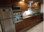Cucina in legno con elettrodomestici