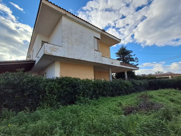 FANUSA:VILLA QUADRIVANI+DOPPI SERVIZI SU DUE LIVELLI A POCHI PASSI DAL MARE - Foto 6