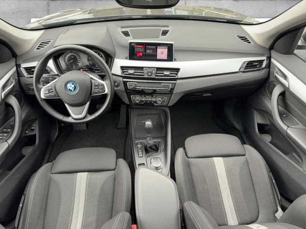 BMW X1 xDrive25e ADVANTAGE LED NAVI PANO BI-ZONA PDC - Foto 8