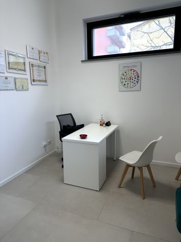 Studio medico ristrutturato con parcheggio interno, per professionisti sanitari - Foto 6