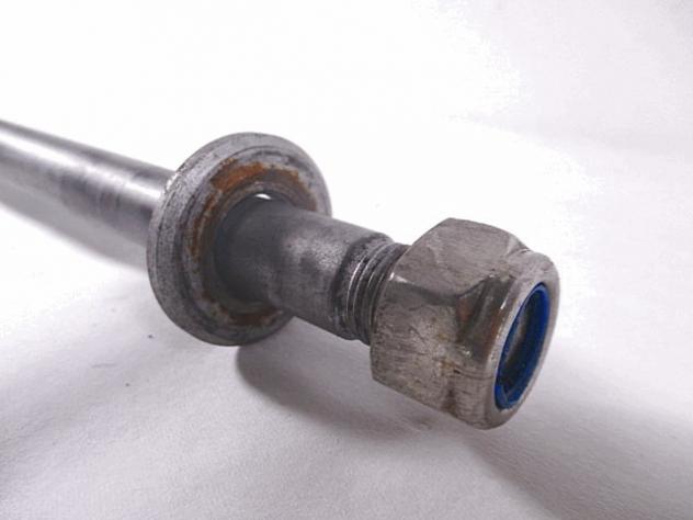 PERNO RUOTA POSTERIORE APRILIA PEGASO 650 1997 - 2004 AP8125649 REAR WHEEL AXLE - Foto 3