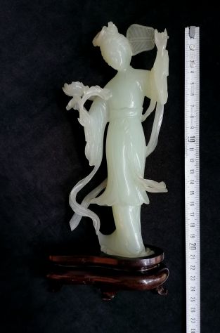 ANTICA SCULTURA GEISHA IN AUTENTICA GIADA CHIARA CON BASE LEGNO, CINA 1950 CIRCA - Foto 8