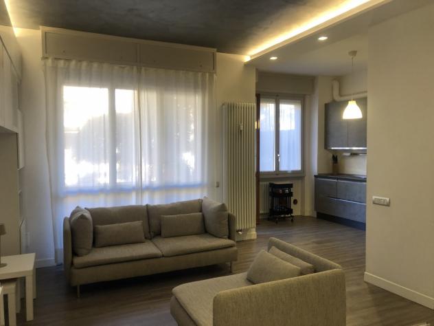 Appartamento arredato composto da ingresso, ampio soggiorno con cucina, due camere, bagno, ripostigli, balcone, cantina e posti auto, posizione comoda - Foto 3
